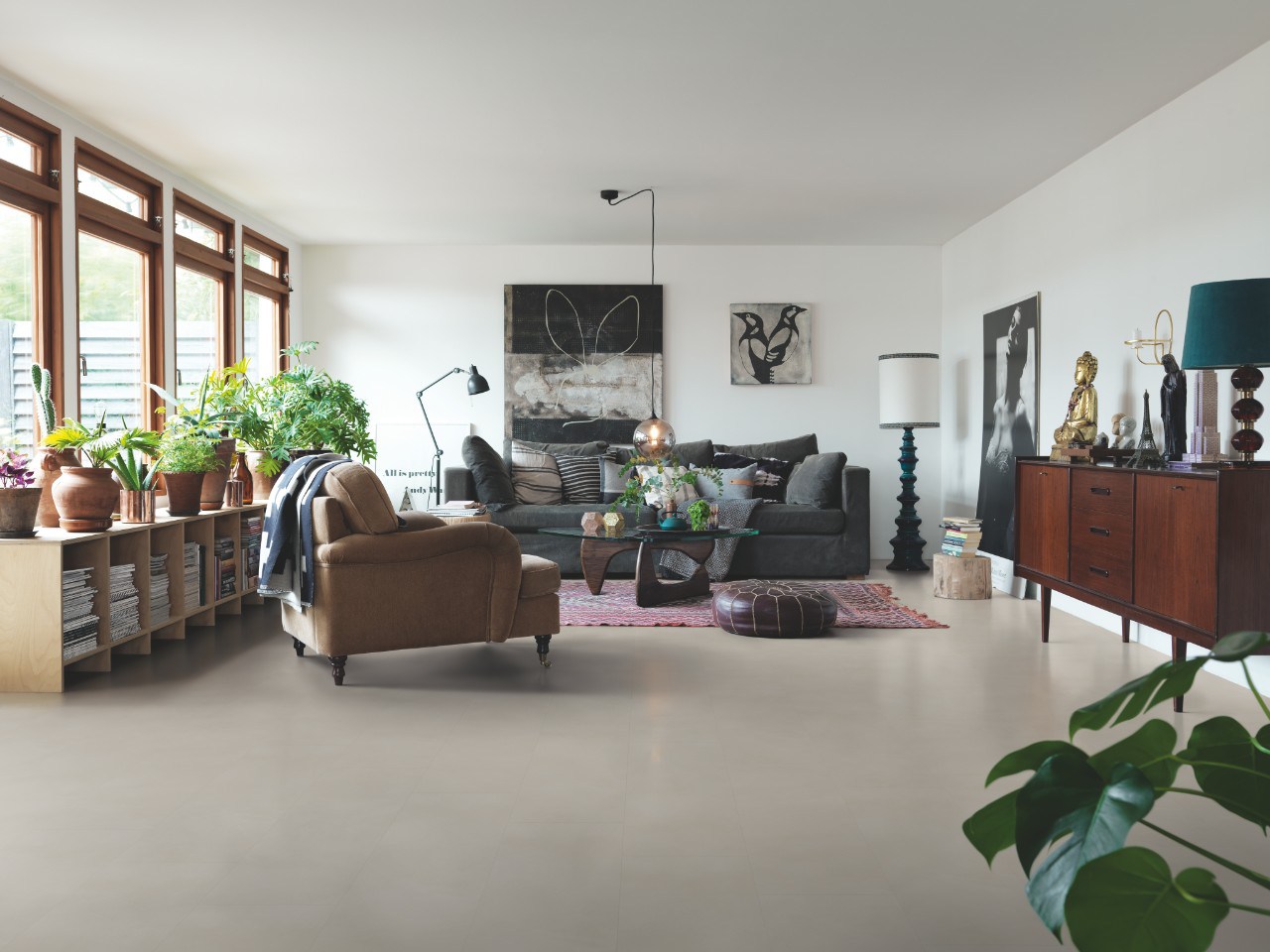 Кварцвиниловая плитка Pergo замковая Optimum Click Tile Бетон Теплый бежевый V3120-40144 1300×320×4,5 фото в интерьере